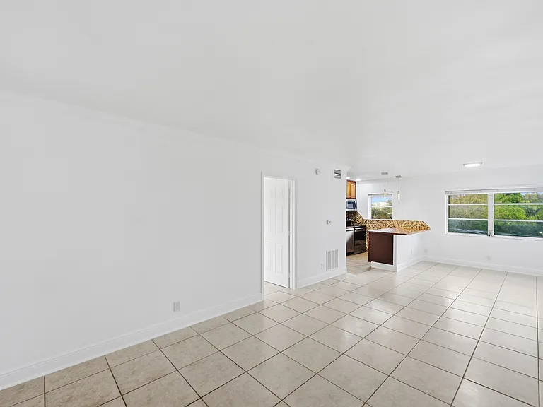 1140 NE 9th Ave #18 — Photo 2