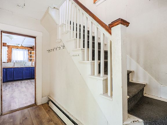 3rd image of 14 Leonard Ln
