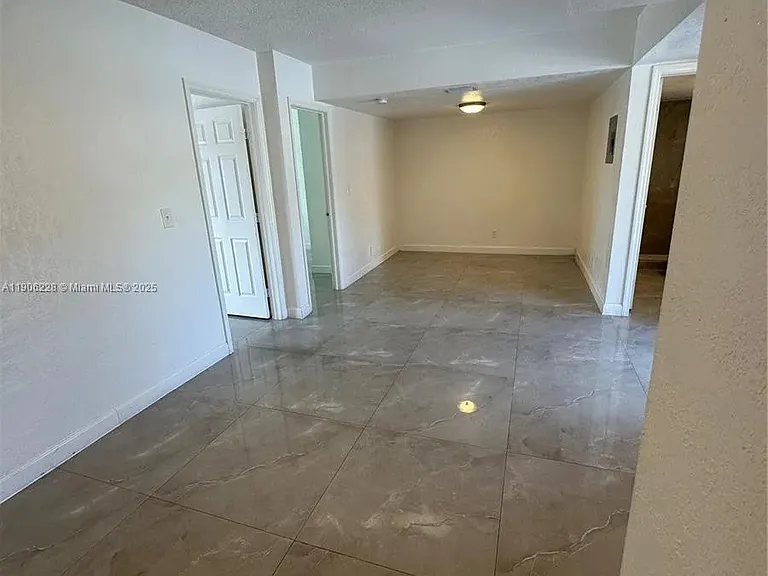 Deerfield Beach Manor — Photo 8