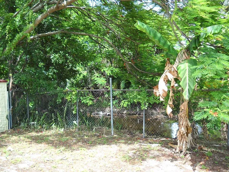 560 SW 51st Ave — Photo 3