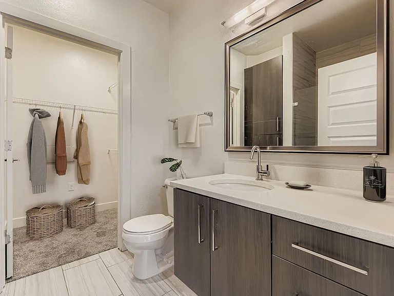 Plan B3: Modern bathroom