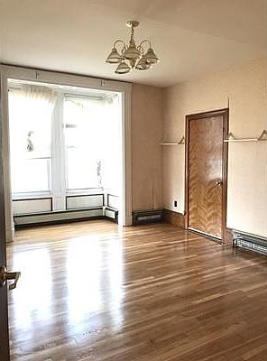 4th image of 558 Pleasant St Unit 1