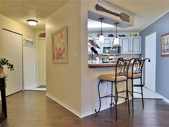 4th image of 3851 North Park Unit 6