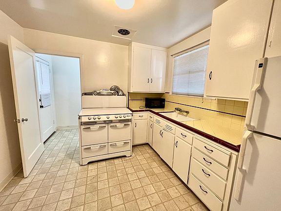 2nd image of 963 Menlo Ave