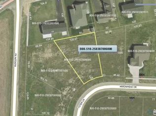 1012 Arrowhead Dr, Bowling Green, OH 43402