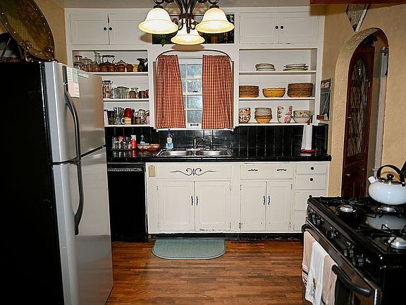 4th image of 129 N Baca Ave