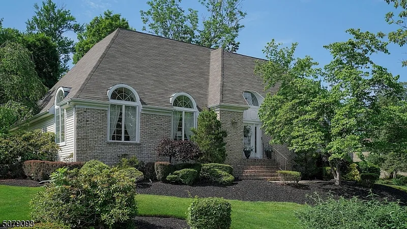 19 Sherbrooke Dr photo 1