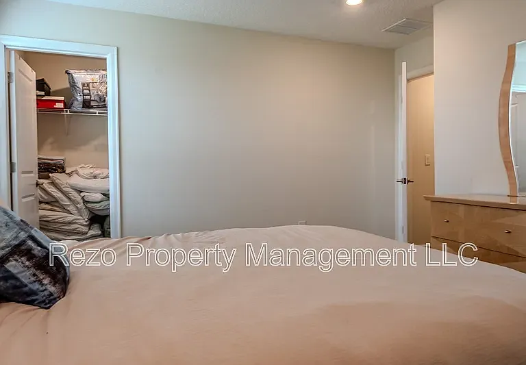 5 bed, 3284 sqft, $4,200 — Photo 2