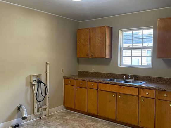 5th image of 1011 Warren St