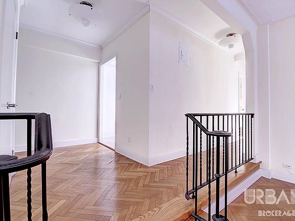 3rd image of 10 W 74th St APT 3A