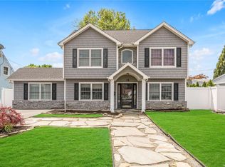 26 Sunset Ln, Levittown, NY 11756