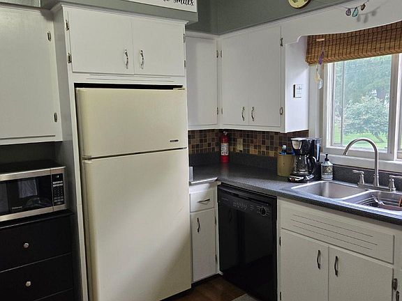4th image of 327 Carrington St