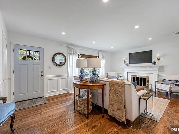3rd image of 280 Eldon Ct