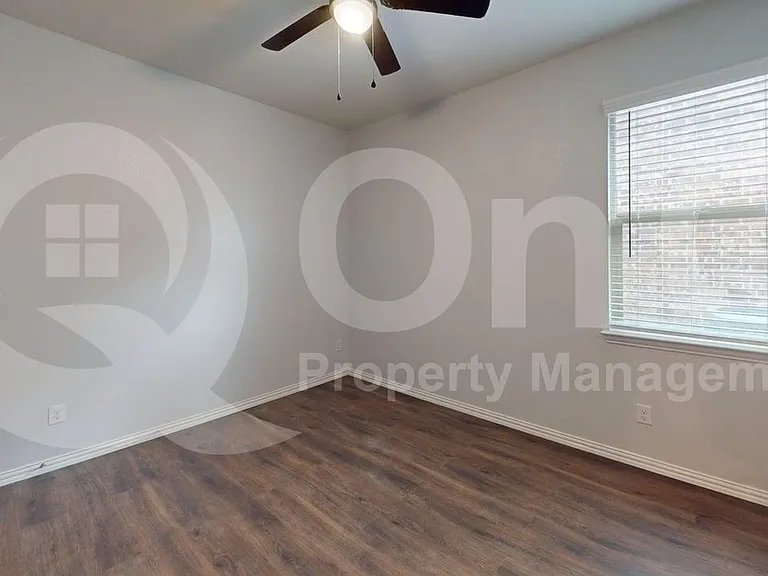 2402 Buchanan Ln — Photo 10