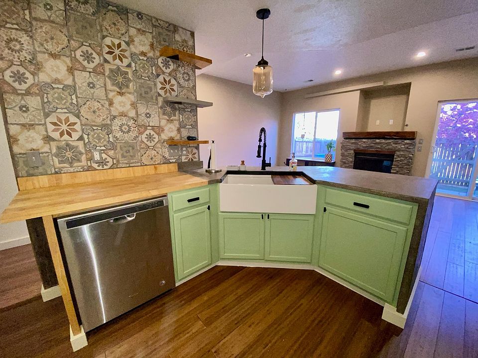 Kitchen island with large farmhouse sink.