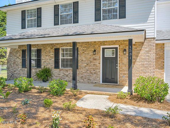 3rd image of 1531 Pine Ridge Drive E