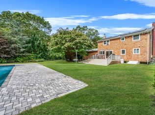 19 Pine Tree Ln, East Quogue, NY 11942