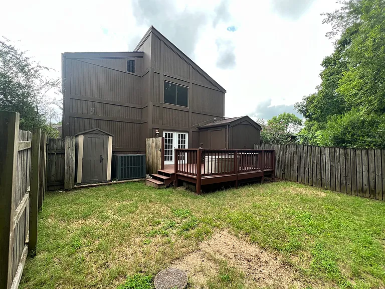 110 Doral Ct — Photo 22