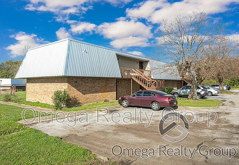Camelot Apartments — Photo 17
