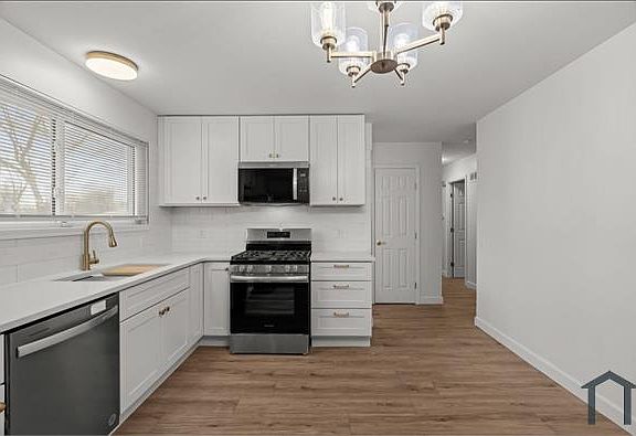 3rd image of 775 Sherwood Dr