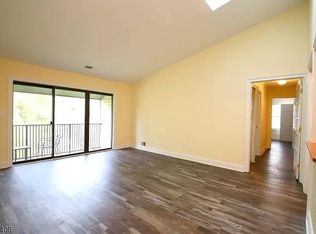 15 Taylor Dr, Franklin Park, NJ 08823