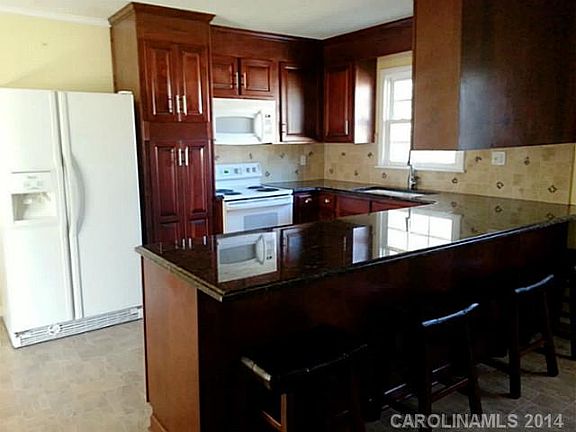 3rd image of 811 Honeywood Ln