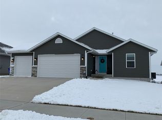 445 68th Ave SW, Cedar Rapids, IA 52404