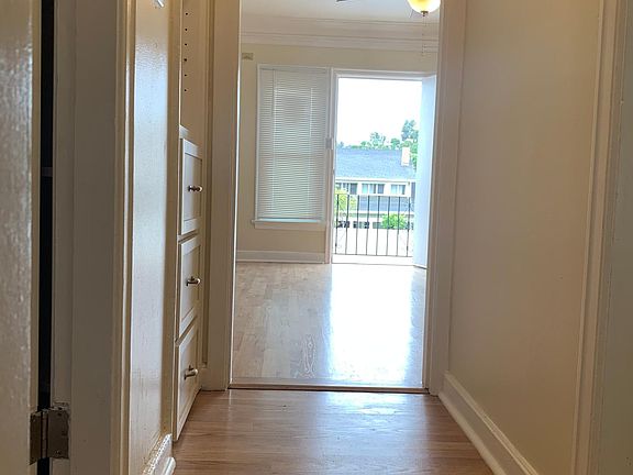 4th image of 824 Parkman Ave