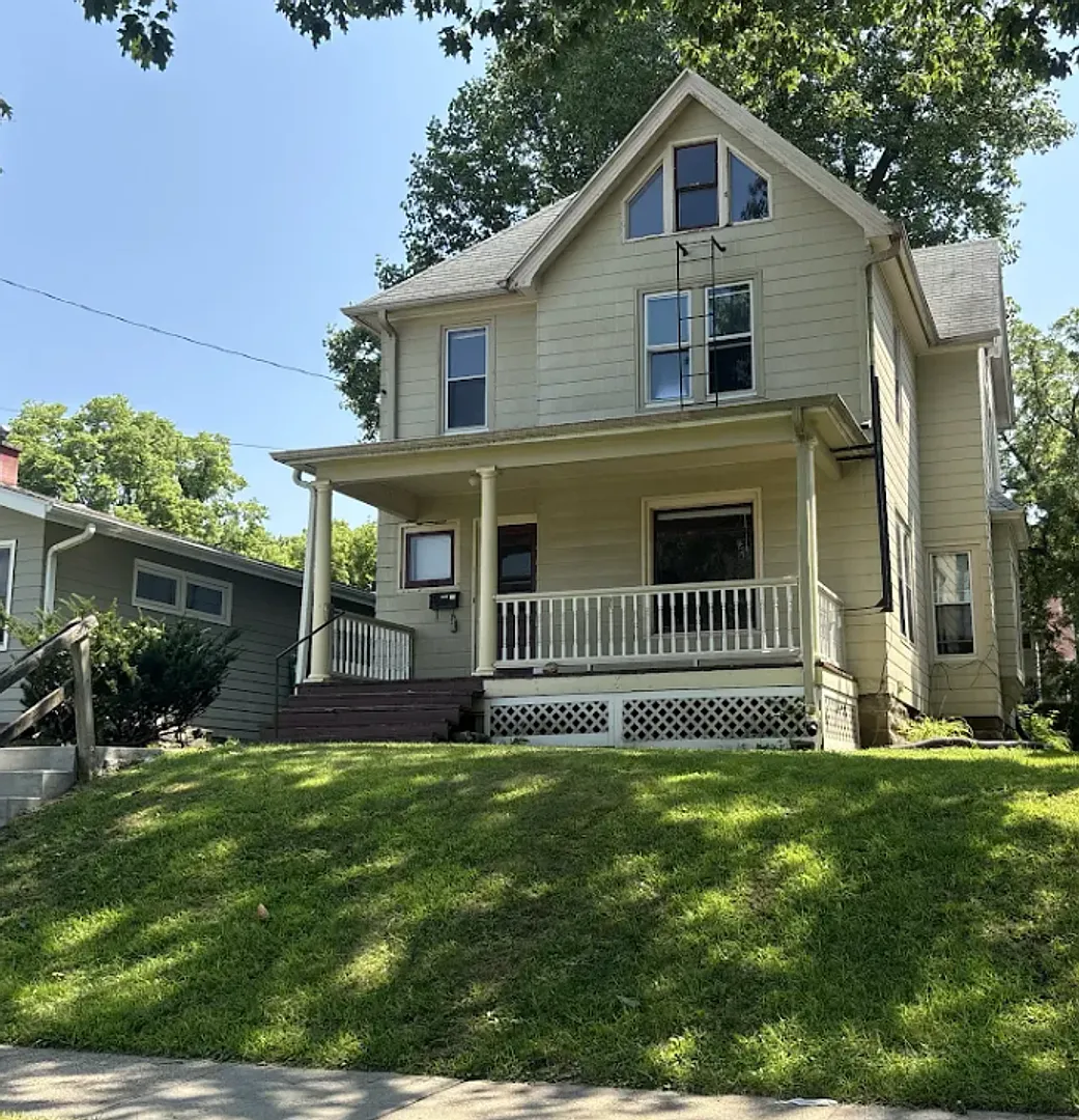 Available August 1st, 6 bedroom, 2 bathroom, Off Street Parking Included! — Photo 1
