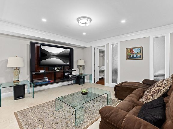 5th image of 1162 Chartwell Cres