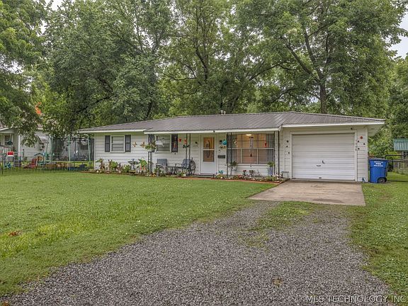 2nd image of 1006 SE 12th St