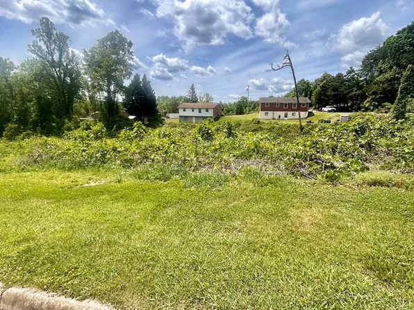 104 Melody Ct, Martinsville, VA 24112