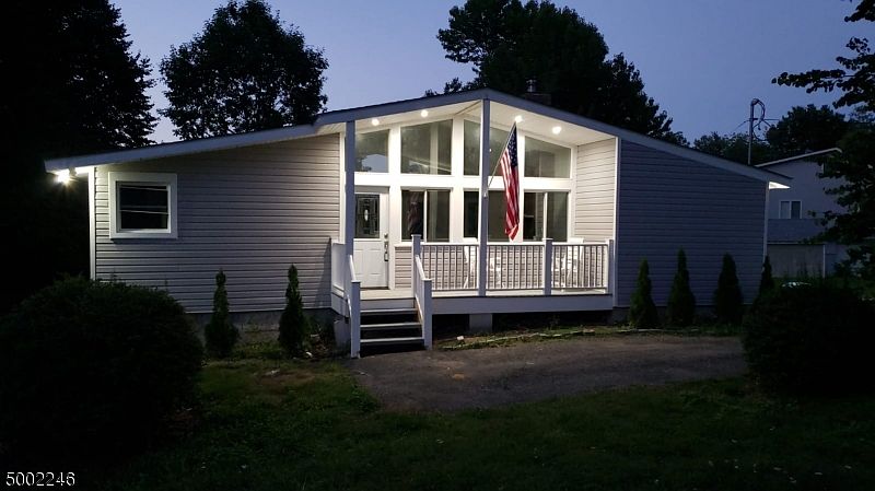 1st image of 27 Lakeshore Dr E