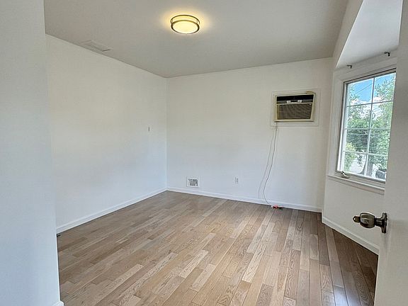 3rd image of 1168 Rockland Ave