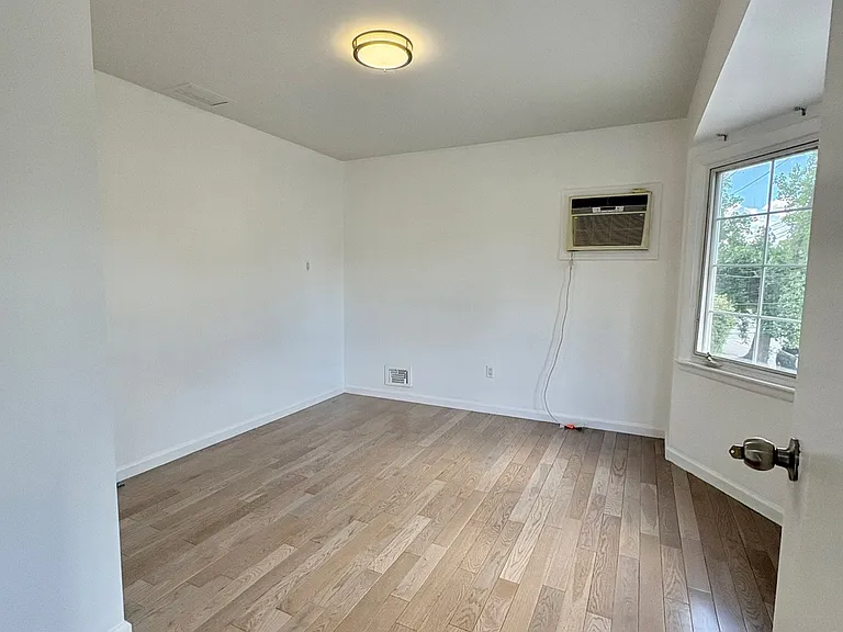 1168 Rockland Ave — Photo 3