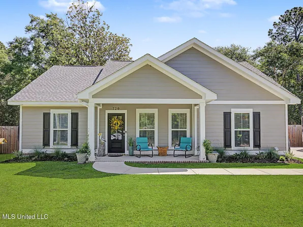 720 Plum St, Ocean Springs, MS 39564