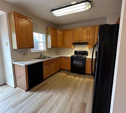 3rd image of 21942 Thompson Sq