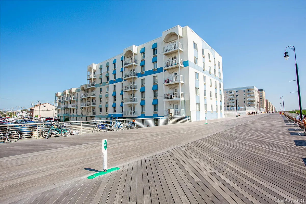 Building Photo - 10 Franklin Blvd #411