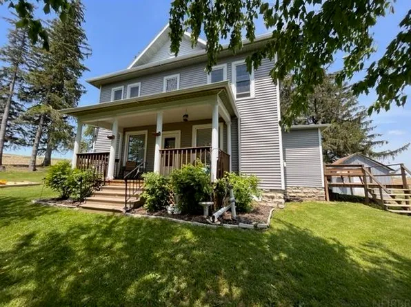 114 Dorchester Dr, Dorchester, IA 52140