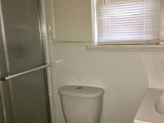 4th image of 2803 S Taft St