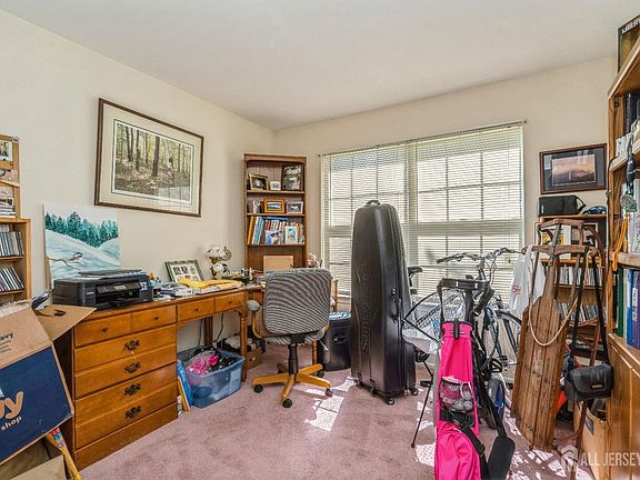 5th image of 604 Hampshire Dr
