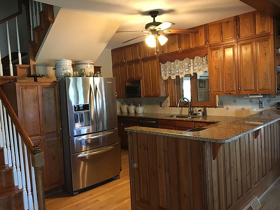 Kitchen (bar fits 4 stools)