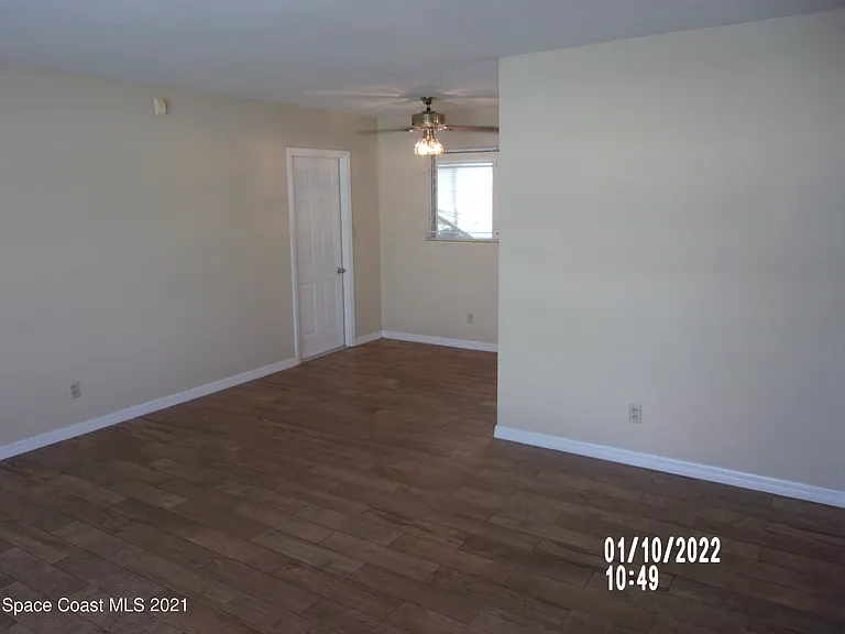 1105 Myrtle Ln — Photo 4