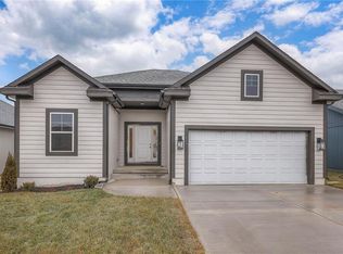 107 N Carriage Meadows Trl, Peculiar, MO 64078