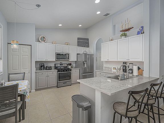 4th image of 431 NW Sunview Way