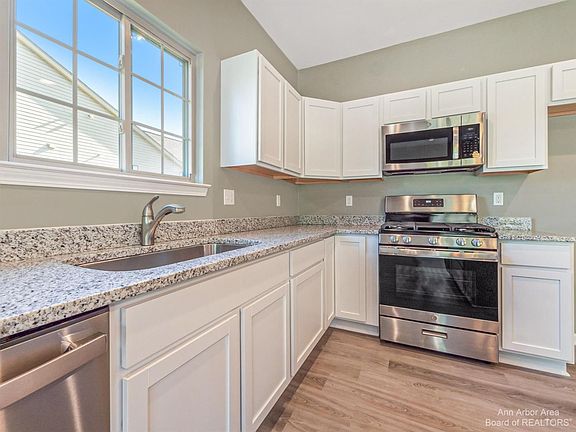 5th image of 24098 Hemlock Dr