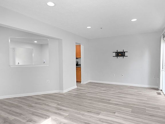 2nd image of 9958 Royal Commerce Pl