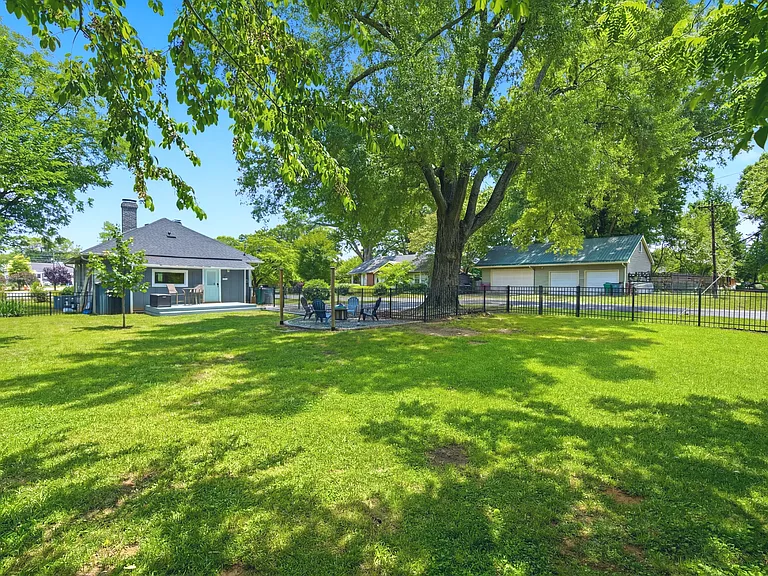2601 Derita Ave — Photo 36