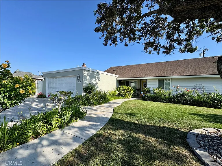 18572 Avolinda Dr — Photo 3