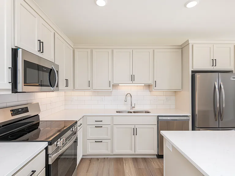 The Uptown Apartments — Photo 36